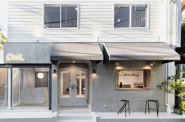 POOL の建物 正面 — 1FがPOOL CAFE