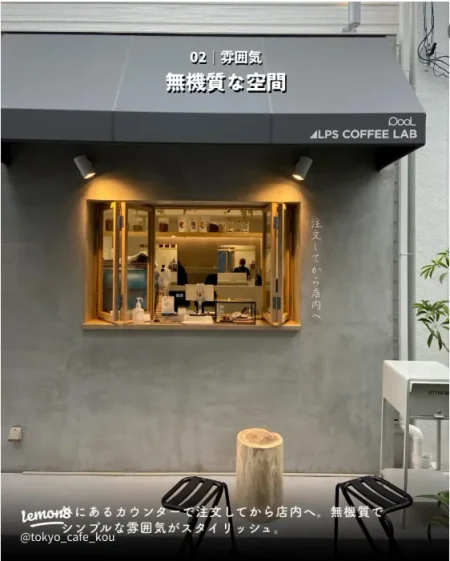POOL CAFE の窓とオーニング